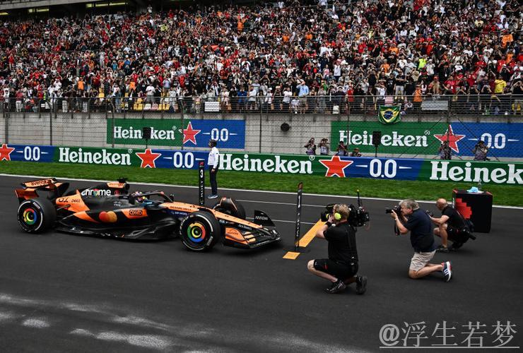 迈凯伦车队在F1迈阿密大奖赛中包揽冠亚军,皮亚斯特里实现赛季三连胜。 迈凯伦车队在F1迈阿密大奖赛中包揽冠亚军,皮亚斯特里实现赛季三连胜。