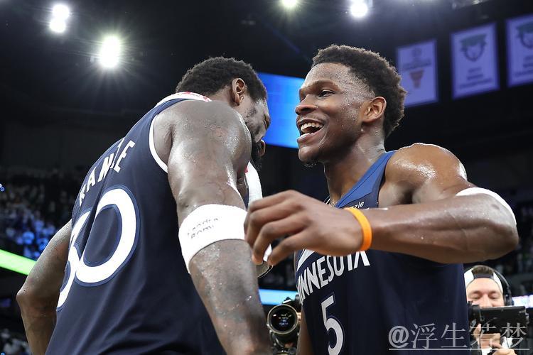 兰德尔接爱德华兹妙传 底角三分精准命中 兰德尔接爱德华兹妙传 底角三分精准命中